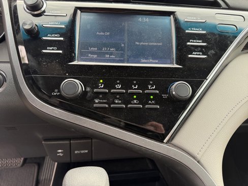Used 2018 Toyota Camry LE image 21