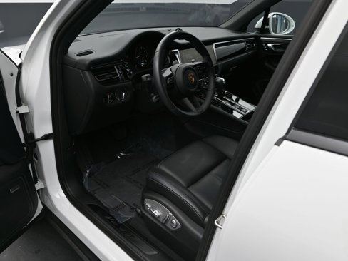 Used 2025 Porsche Macan Turbo image 4