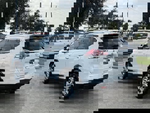 Used 2014 Nissan Rogue SV image 3