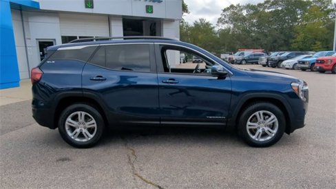 Certified 2022 GMC Terrain SLE w/ Driver Convenience Package image 9