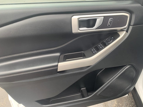 Used 2023 Ford Explorer XLT image 12