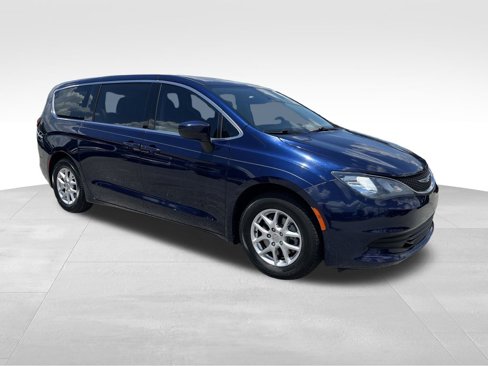Used 2017 Chrysler Pacifica Touring image 2