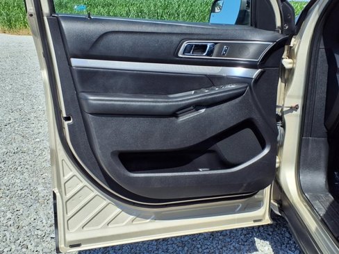 Used 2017 Ford Explorer XLT image 21