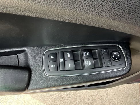 Used 2019 Chrysler 300 Limited image 37