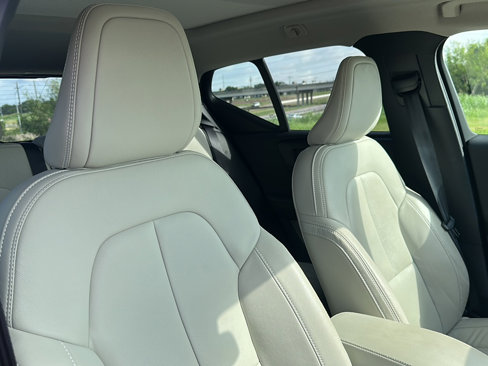 Used 2020 Volvo XC40 T5 Momentum w/ Protection Package Premier image 24