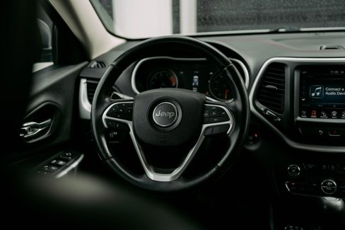 Used 2018 Jeep Cherokee Trailhawk image 12