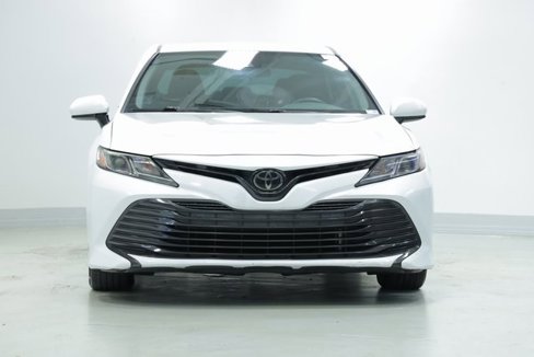 Used 2020 Toyota Camry LE image 2