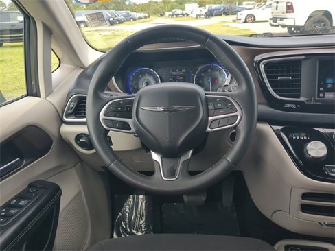 Used 2022 Chrysler Voyager LX image 16