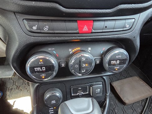 Used 2015 Jeep Renegade Latitude w/ Popular Equipment Group image 24
