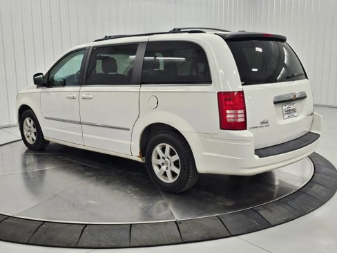 Used 2010 Chrysler Town & Country Touring image 30