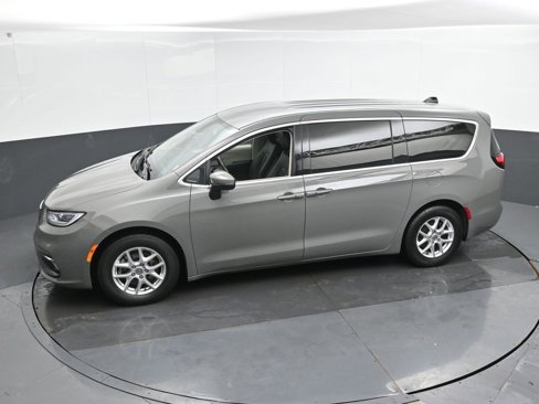 Used 2023 Chrysler Pacifica Touring-L image 43