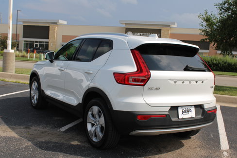 Used 2022 Volvo XC40 T5 Momentum image 7