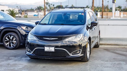 Used 2018 Chrysler Pacifica Touring-L image 4