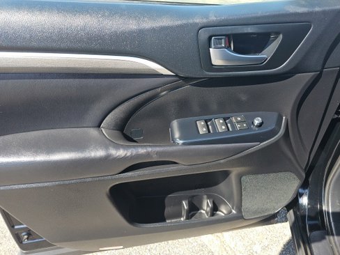 Used 2019 Toyota Highlander XLE image 10
