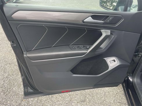 Used 2022 Volkswagen Tiguan SE w/ Panoramic Sunroof Package image 16