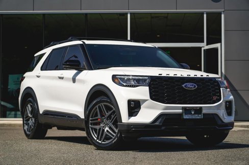 Used 2025 Ford Explorer ST image 1