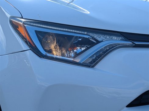 Used 2018 Toyota RAV4 LE image 9