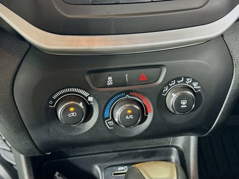 Used 2015 Jeep Cherokee Sport image 18