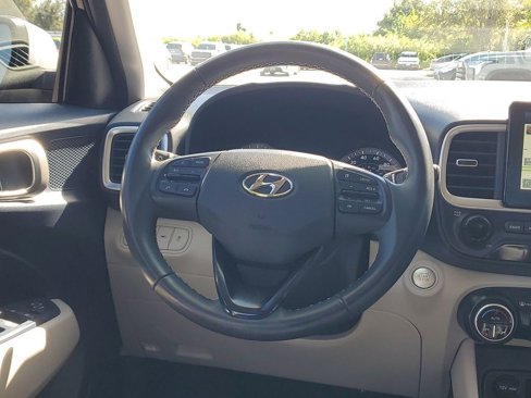 Certified 2020 Hyundai Venue image 22