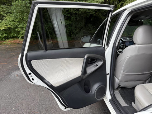 Used 2014 Toyota RAV4 EV image 35