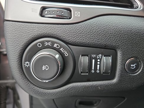 Used 2020 Jeep Cherokee Limited image 25