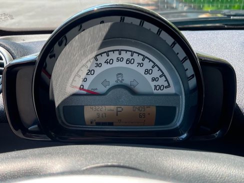 Used 2013 smart fortwo Coupe image 20