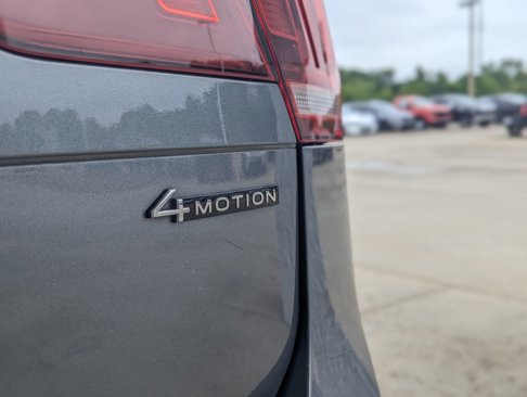 Used 2022 Volkswagen Tiguan SEL R-Line image 12