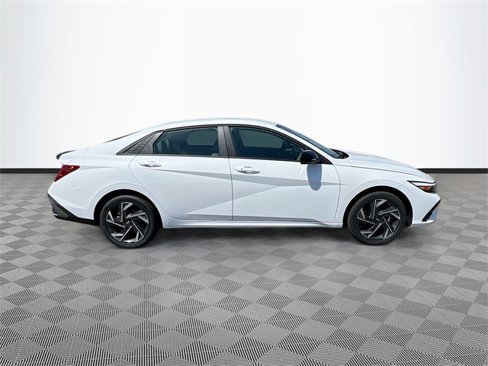 New 2025 Hyundai Elantra SEL image 8