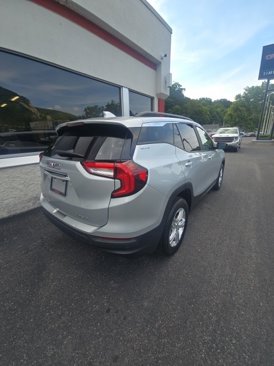 Used 2022 GMC Terrain SLE w/ Driver Convenience Package image 6