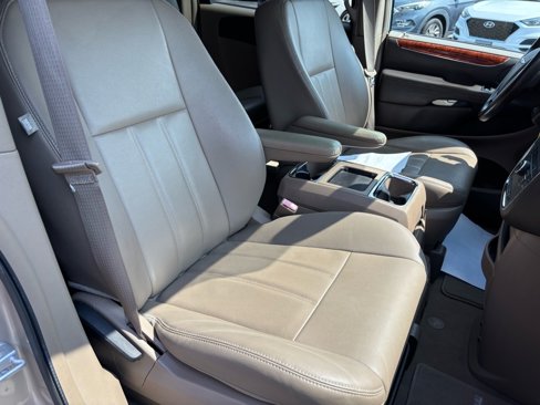 Used 2015 Chrysler Town & Country Touring image 20