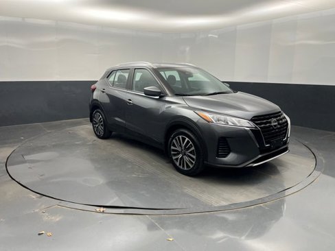 Used 2022 Nissan Kicks SV image 2