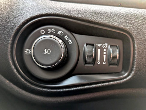 Used 2017 Jeep Renegade Limited w/ Advanced Technology Group image 34