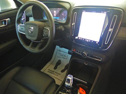 Used 2025 Volvo XC40 B5 Plus image 18