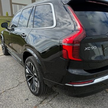 Used 2025 Volvo XC90 B6 Plus image 9
