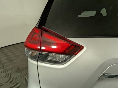 Used 2020 Nissan Rogue SV image 10