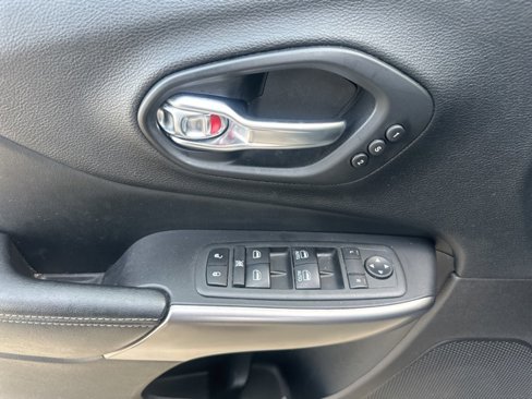Used 2020 Jeep Cherokee Limited image 23