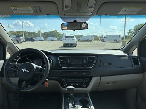 Used 2018 Kia Sedona L image 17
