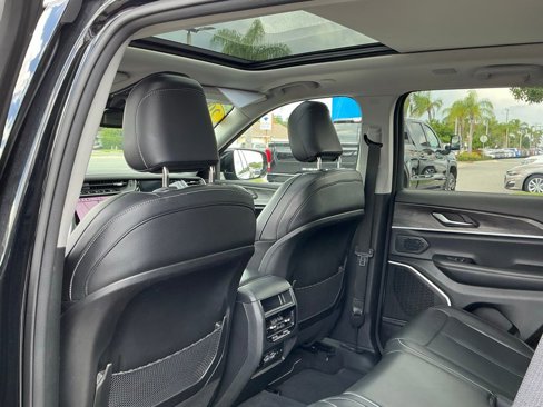 Used 2023 Jeep Grand Cherokee 4WD 4xe image 17