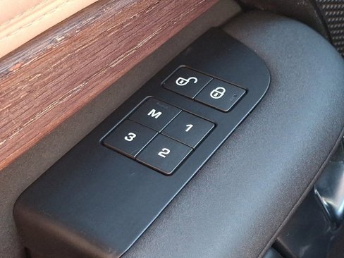 Used 2017 Land Rover Discovery HSE image 30