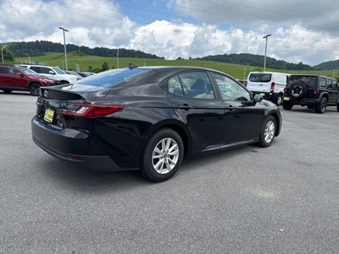 Used 2025 Toyota Camry LE image 5