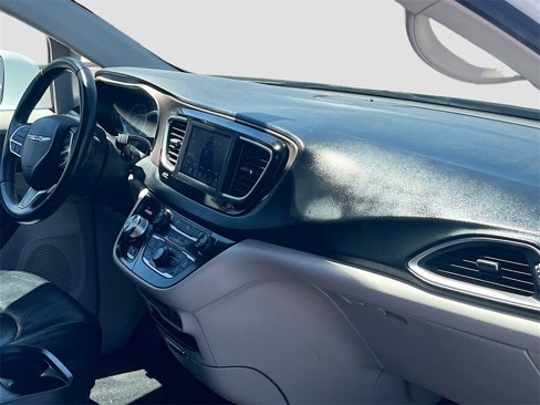 Used 2018 Chrysler Pacifica Touring-L image 30