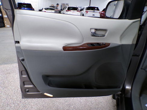 Used 2011 Toyota Sienna XLE image 10