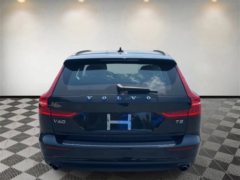 Used 2020 Volvo V60 T5 Momentum image 4