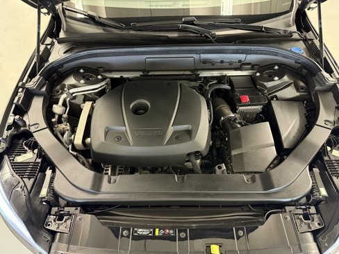 Used 2021 Volvo XC60 T5 Momentum w/ Protection Package image 12