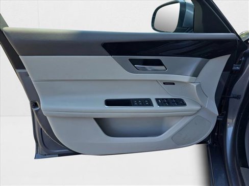 Used 2020 Jaguar XF Premium image 25