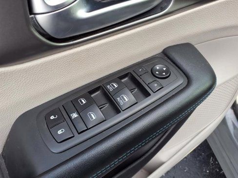 Certified 2021 Chrysler Pacifica Touring-L image 8