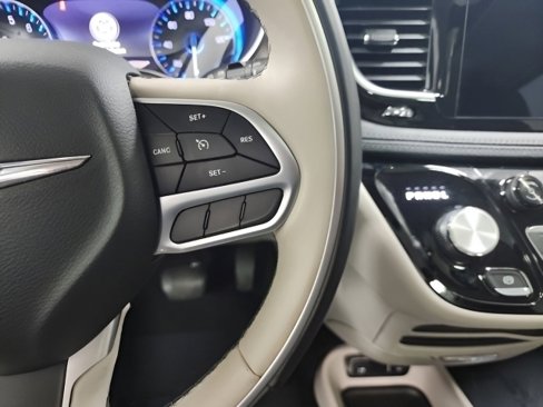 Used 2018 Chrysler Pacifica Limited image 31