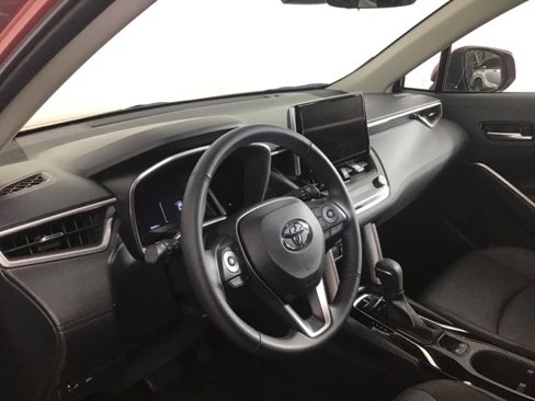 Used 2023 Toyota Corolla Cross XLE image 7