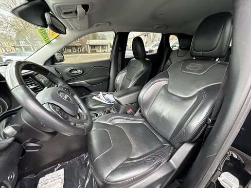 Used 2019 Jeep Cherokee Overland w/ Technology Group image 18