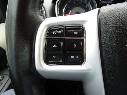 Used 2015 Chrysler Town & Country Touring-L image 20